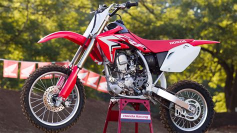 Honda dirtbikes - The CRF450X uses a twin-spar aluminum chassis that takes advantage of all the lessons we’ve learned on the MX track and from winning countless Bajas. The frame is both light and stiff, and provides the basis for the CRF450X’s excellent handling. The chassis is also wider than the standard MX frame to accommodate the six-speed transmission. 